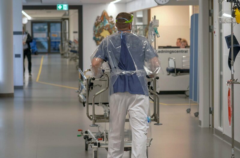 Helden in der Krise: Trotz Vorsichtsmaßnahmen und Schutzkleidung setzt sich Krankenhauspersonal täglich einem hohen Risiko aus, um Corona-Patienten zu behandeln. – Bild: arte