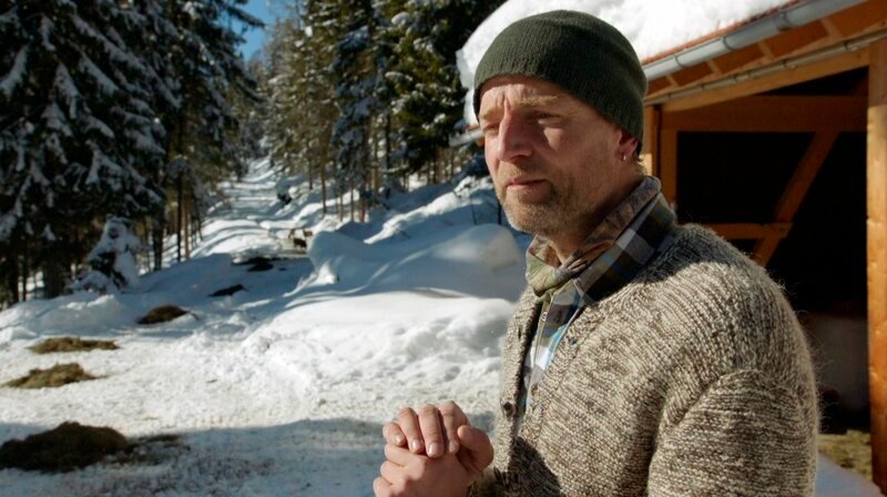 Revierjäger Engelbert Holzner fährt jeden Tag hinauf zum Wildschutzgebiet, hoch über dem Ursprungal, um das Rotwild mit Heu zu versorgen. – Bild: BR/Volker Gabriel Revierjäger Engelbert Holzner fährt jeden Tag hinauf zum Wildschutzgebiet, hoch über dem Ursprungal, um das Rotwild mit Heu zu versorgen. – Bild: BR/Volker Gabriel