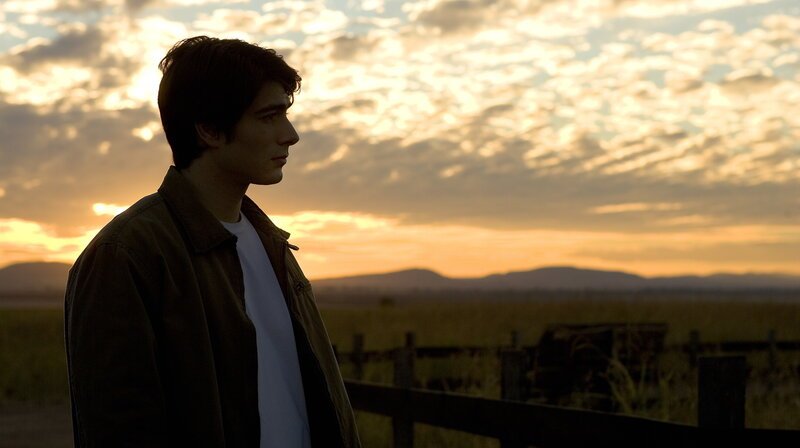 Durch die mehrjährige Abwesenheit fällt es Clark (Brandon Routh) schwer, seinen Platz in einer Gesellschaft wiederzufinden, die es gelernt hat, ohne Superman überleben zu können … – Bild: Puls 4 Durch die mehrjährige Abwesenheit fällt es Clark (Brandon Routh) schwer, seinen Platz in einer Gesellschaft wiederzufinden, die es gelernt hat, ohne Superman überleben zu können … – Bild: Puls 4