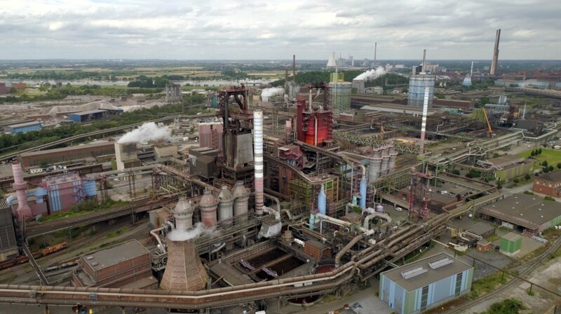 Das Stahlwerk Duisburg-Bruckhausen von Thyssenkrupp stammt aus dem Jahr 1969, wurde aber seitdem mehrfach modernisiert. – Bild: WDR/​taglicht media/​Dieter Stürmer