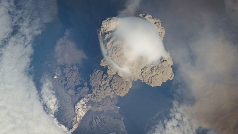 Eine riesige bis zu 30 Kilometer hohe Eruptionswolke verdunkelte den Himmel über dem antiken Pompeji. – Bild: ZDF und Nicolas Brénéol./​Nicolas Brénéol