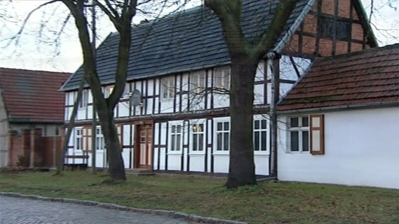 Nachdem ihr Haus zu klein wurde, erstanden Gerd und Tanja für nur 15.000 Euro ein Schnäppchenhaus. – Bild: RTL Zwei