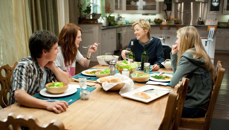 Das Familienleben von Nic (Annette Bening, 2.v.r.), Jules (Julianne Moore, 2.v.l.), Laser (Josh Hutcherson, l.) und Joni (Mia Wasikowska, r.) ist perfekt, bis die Kinder beginnen nach ihrem Vater zu forschen … – Bild: Puls 8