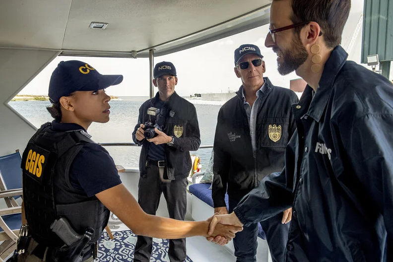 Navy Cis New Orleans S03e10 Staatsfeind Nr 1 Follow The Money Fernsehserien De Vsechno co jste potrebovali vedet o osobnosti toni trucks a hlavne to s jakymi serialy je spojena. fernsehserien