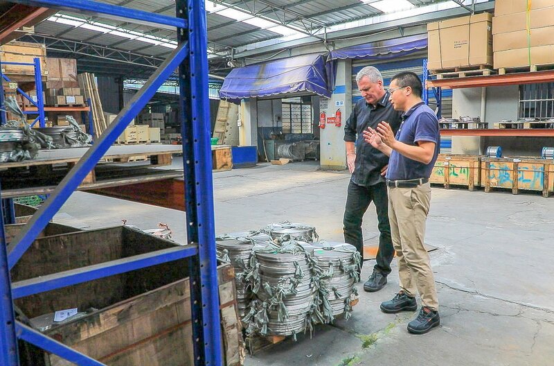 Dietmar Winter (li.) ist Managing Director der deutschen Produktionsfirma Burgmann Packings in China. Er ist besorgt, denn die Hauptprodukte der Firma sind besonders stark von den Zöllen der USA betroffen. – Bild: arte
