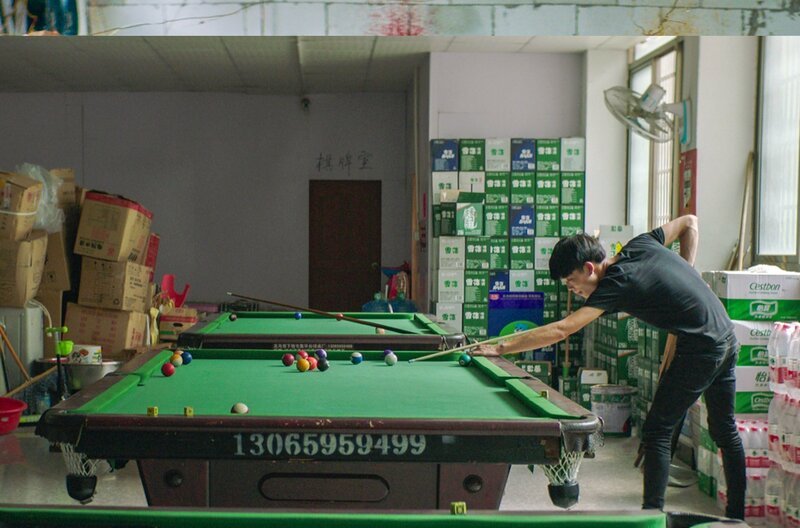 Qiu Wei (Bild) spielt Poolbillard mit seinem Kollegen Li Mupeng. – Bild: Ma.ja.de. Filmproduktions / © Ma.ja.de. Filmproduktions Qiu Wei (Bild) spielt Poolbillard mit seinem Kollegen Li Mupeng. – Bild: Ma.ja.de. Filmproduktions / © Ma.ja.de. Filmproduktions