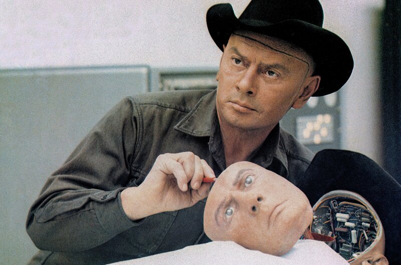 Yul Brynner als mechanischer Revolverheld in dem Science-Fiction-Film ?Westworld?, 1973 – Bild: Allstar Picture Library Ltd./​Alamy Stock Photo /​ © Allstar Picture Library Ltd./​Alamy Stock Photo