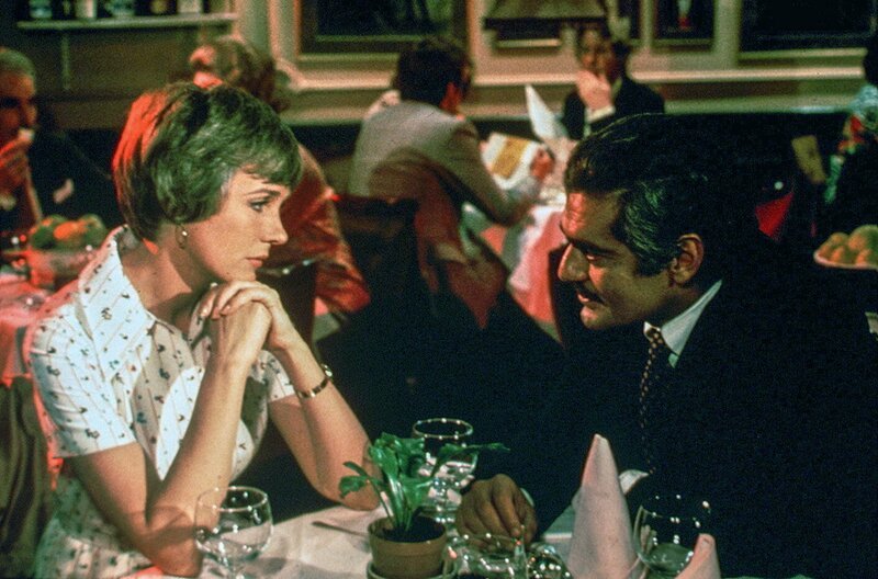 Judith Farrow (Julie Andrews) und Feodor Sverdlov (Omar Sharif) dinieren gemeinsam in London. Judith ist beunruhigt, da der britische und der sowjetische Geheimdienst von ihrer Beziehung wissen. Sverdlov versucht ihr die Angst zu nehmen. – Bild: Jewel Productions /​ © Jewel Productions