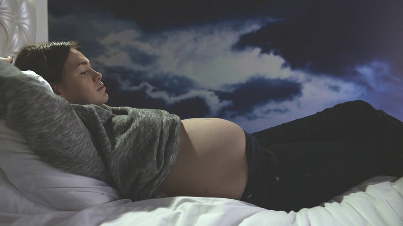 Uffie (Anna Hartley) ist zum zweiten Mal schwanger. Jetzt muss sie sich entscheiden, ob sie ihr exzessives Leben als Popstar wie bisher weiterleben kann. – Bild: ZDF und Robert Cibis.