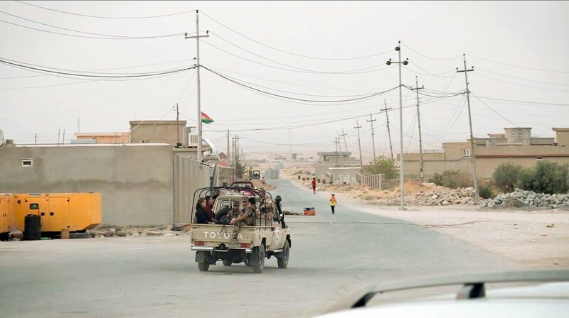 Der Film erzählt das Schicksal der Jesidin Najlaa Matto, die als junge Frau im Irak vom IS verschleppt und versklavt wurde. Najlaa begibt sich nach ihrer Befreiung noch einmal auf eine Reise in ihr Heimatdorf und trifft auf ehemalige Mitgefangene und ihre Leidensgeschichten. – Die Jesidin Najlaa Matto, die im Irak vom IS verschleppt wurde, reist mit Düzen Tekkal noch einmal in ihr Heimatdorf. – Bild: rbb/Hawar Der Film erzählt das Schicksal der Jesidin Najlaa Matto, die als junge Frau im Irak vom IS verschleppt und versklavt wurde. Najlaa begibt sich nach ihrer Befreiung noch einmal auf eine Reise in ihr Heimatdorf und trifft auf ehemalige Mitgefangene und ihre Leidensgeschichten. – Die Jesidin Najlaa Matto, die im Irak vom IS verschleppt wurde, reist mit Düzen Tekkal noch einmal in ihr Heimatdorf. – Bild: rbb/Hawar