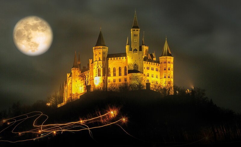 Adventszauber: Die beleuchtete Burg Hohenzollern im Mondlicht. – Bild: SWR/​Roland Beck
