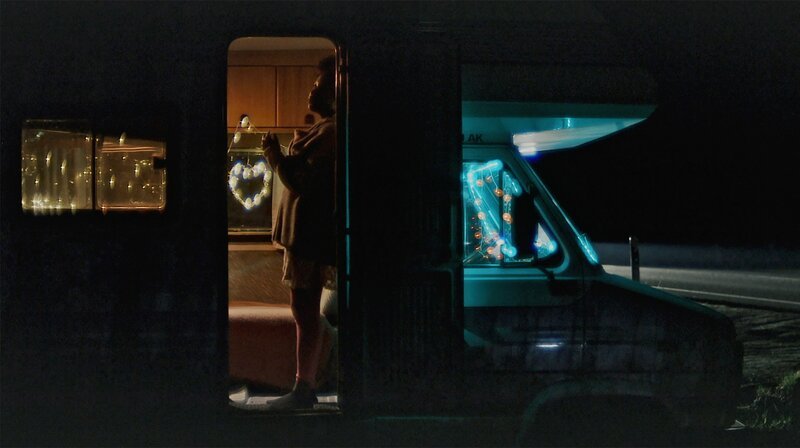 Verloren im nächtlichen Nirgendwo stehen die Wohnmobile an den Landstrassen. – Bild: NDR/​Christoph Rohrscheidt