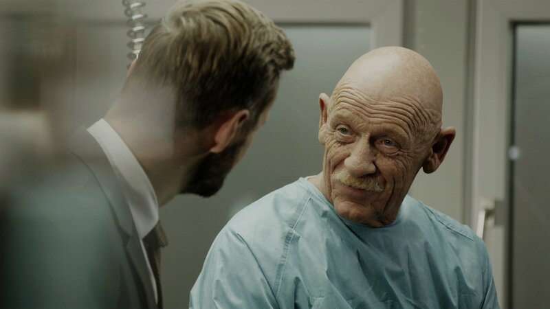 Fröhlich in der Pathologie: Florian Schroeder und der TV-Pathologe Joe Bausch am Set des Kölner Tatorts. – Bild: ZDF und Adnane Korchyou Fröhlich in der Pathologie: Florian Schroeder und der TV-Pathologe Joe Bausch am Set des Kölner Tatorts. – Bild: ZDF und Adnane Korchyou