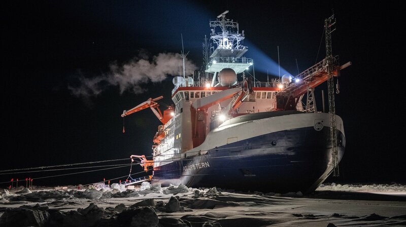 Es ist die größte Arktis-Expedition aller Zeiten: Im September 2019 macht sich der deutsche Eisbrecher „Polarstern“ auf den Weg und driftet eingefroren für ein Jahr durch die Eiswüste nahe des Nordpols. An Bord: die besten Wissenschaftler ihrer Generation. Ihre Aufgabe: Daten sammeln – über den Ozean, das Eis und die Atmosphäre. Die Mission: den Klimawandel verstehen. Die Corona-Pandemie stellt die Crew vor zusätzliche Herausforderungen. Der Dokumentarfilm liefert eine spektakuläre Nahaufnahme der „MOSAiC“-Expedition des Alfred-Wegener-Instituts, Helmholtz-Zentrum für Polar- und Meeresforschung (AWI). Er wird produziert von der UFA Show & Factual in Kooperation mit dem rbb, NDR und HR für Das Erste. – Fest eingefroren driftet die Polarstern mit dem Meereis. Zur Sicherheit sind Schiff und Scholle durch Eisanker verbunden. – Bild: rbb/​AWI/​Esther Horvath