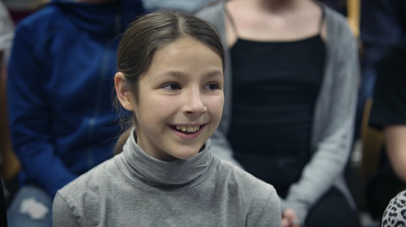 Mathilda hat die Chance, im Chor ein Solo zu singen. – Bild: NDR/RÚV Mathilda hat die Chance, im Chor ein Solo zu singen. – Bild: NDR/RÚV