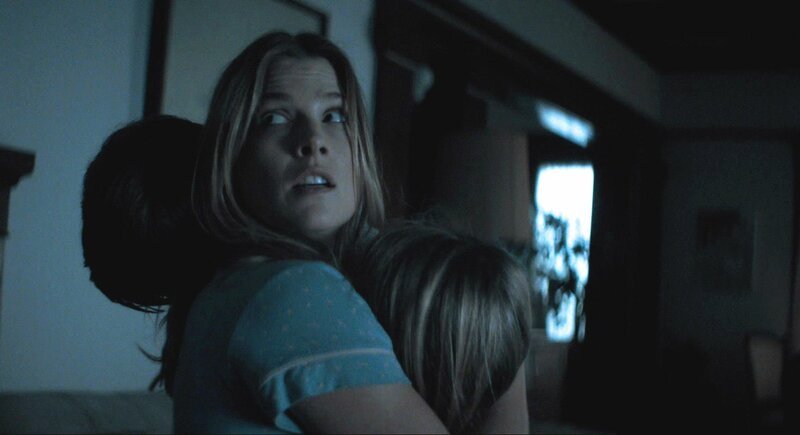 Madison (Ali Larter) und ihre Kinder werden von einer übernatürlichen Macht bedroht, die das Haus heimsucht. Doch so leicht lässt sie sich nicht unterkriegen. – Bild: Splendid Film GmbH