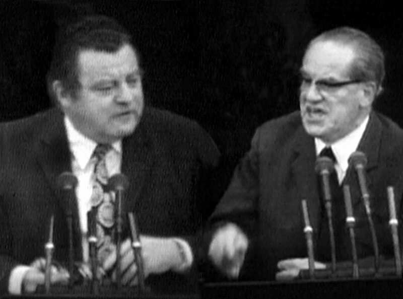 Das Feature von Lothar Schröder und Dirk Steffens stellt die ungewöhnlichen, munteren, lustigen Momente des Bundestags in den Mittelpunkt. Es collagiert Bonmots, schiefe Sprachbilder, misslungene Witze, hitzige Einwürfe – und ordnet sie kunsthistorisch in die jeweilige Kanzler-Ära ein (links: CSU-Politiker Franz-Josef Strauss, rechts: SPD-Mann Herbert Wehner). – Bild: WDR Das Feature von Lothar Schröder und Dirk Steffens stellt die ungewöhnlichen, munteren, lustigen Momente des Bundestags in den Mittelpunkt. Es collagiert Bonmots, schiefe Sprachbilder, misslungene Witze, hitzige Einwürfe – und ordnet sie kunsthistorisch in die jeweilige Kanzler-Ära ein (links: CSU-Politiker Franz-Josef Strauss, rechts: SPD-Mann Herbert Wehner). – Bild: WDR