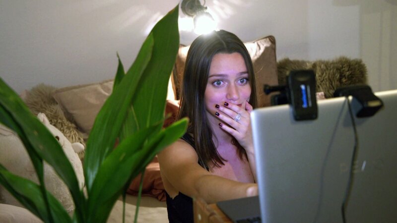 Bea (18) ist vor ihrem ersten Auftritt als Webcam-Girl sehr aufgeregt – Bild: RTL Zwei