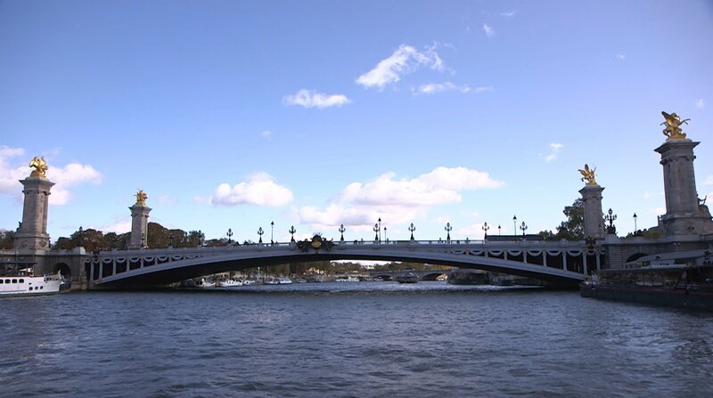 „Pont Alexandre III“ – die Zarenbrücke – gilt als die schönste und eindrucksvollste der Stadt. Sie wurde anlässlich der Weltausstellung 1900 eröffnet und war die erste beleuchtete Brücke von Paris. – Bild: ZDF und Mateo Mansnada.