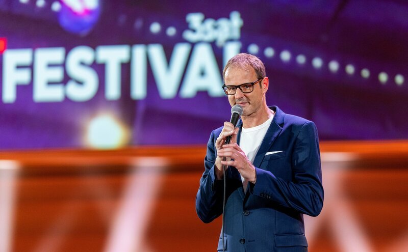 3satFestival 2020, Festhalle Messe Frankfurt, Auftritt Vince Ebert – Bild: ZDF und Torsten Silz.