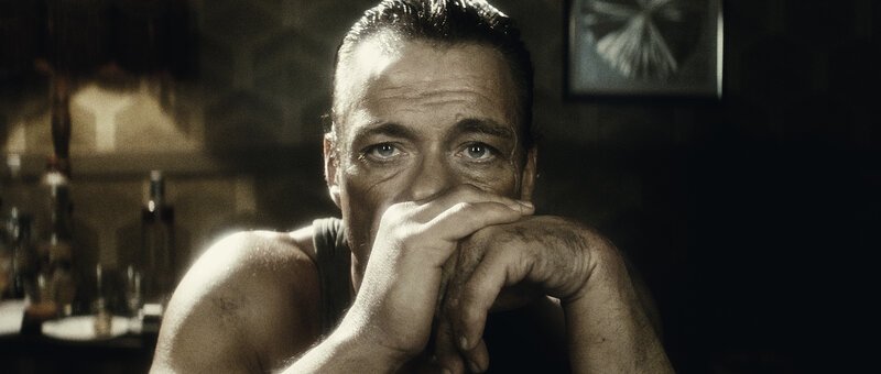 Der belgische Filmschauspieler J.C.V.D. (Jean-Claude Van Damme) steckt mitten in einer finanziellen und privaten Lebenskrise, als er in einen Banküberfall gerät. Während die Polizei fest davon überzeugt ist, dass der Filmstar der Täter ist, wird Van Damme von den wahren Gangstern als Geisel genommen … – Bild: Puls 4