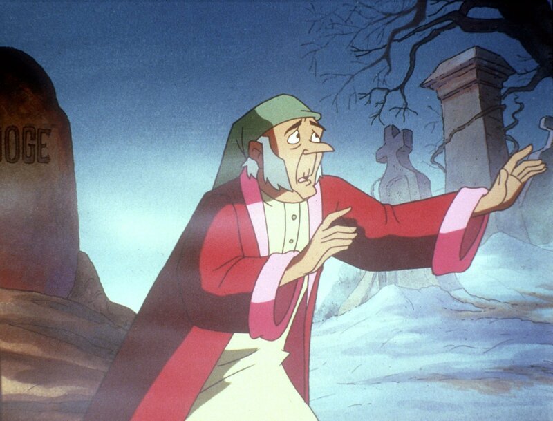 Der alte Ebenezer Scrooge wird von Geistern in eine andere Welt entführt. Einer der Geister bringt den Mann zu einem Friedhof und zeigt ihm seinem Grabstein. – Bild: Super RTL