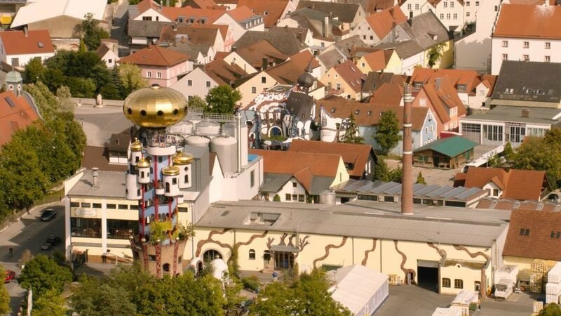 Hundertwasser-Haus in Abensberg. – Bild: BR/​Joseph Vilsmaier Film/​Perathon Filmverleih