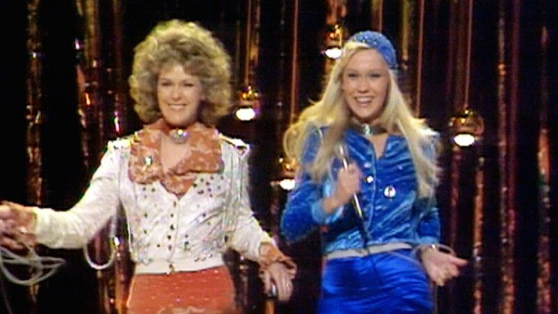 „Mamma Mia! Darum lieben alle ABBA“ begibt sich auf eine musikalische Reise durch die Bandgeschichte und lässt legendäre Songs und Auftritte – auch im deutschen TV – wiederaufleben. Bild: Grand Prix 1974 im englischen Brighton. Abba-Sängerinnen Agnetha Fältskog und Anni-Frid „Frida“ Lyngstad. +++ Die Verwendung des sendungsbezogenen Materials ist nur mit dem Hinweis und Verlinkung auf TVNOW gestattet. +++ – Bild: TVNOW /​ BBC