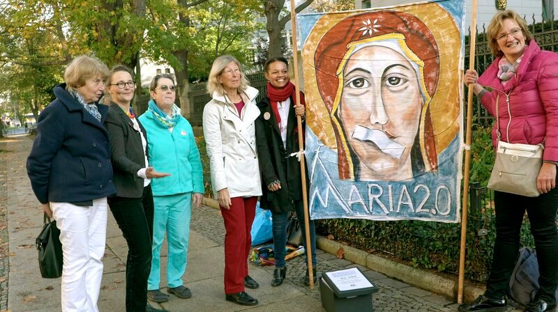 Protest vor der Nuntiatur in Berlin – Bild: SWR Protest vor der Nuntiatur in Berlin – Bild: SWR
