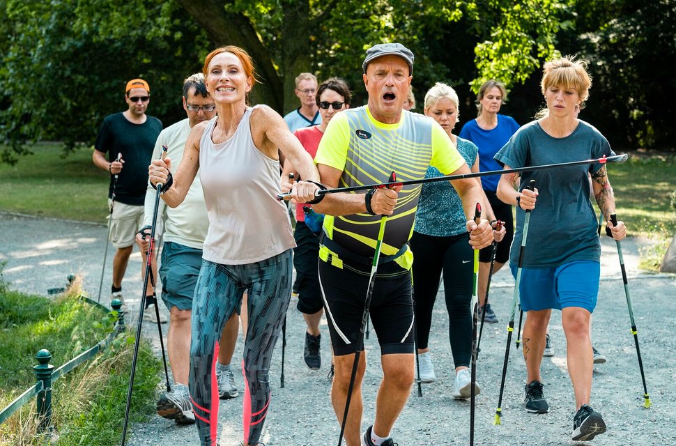 ARD Degeto SPORTABZEICHEN FÜR ANFÄNGER, am Freitag (08.01.21) um 20:15 Uhr und um 01:20 Uhr im ERSTEN, online first ab Mittwoch (06.01.21) um 20:15 Uhr Das Lächeln von Stefanies (Andrea Sawatzki, vorne li.) sitzt – wie auch ihr Ellbogen in der Seite von Bertram (Christian Berkel, Mitte). © ARD Degeto / Stephan Rabold, honorarfrei – Verwendung gemäß der AGB im engen inhaltlichen, redaktionellen Zusammenhang mit genannter Degeto-Sendung und bei Nennung „Bild: ARD Degeto / Stephan Rabold“ (S2+). ARD Degeto / Programmplanung und Presse, Tel: 069 / 1509–335, degeto-presse@degeto.de – Bild: ARD Degeto / Stephan Rabold / ARD Degeto / Programmplanung und P