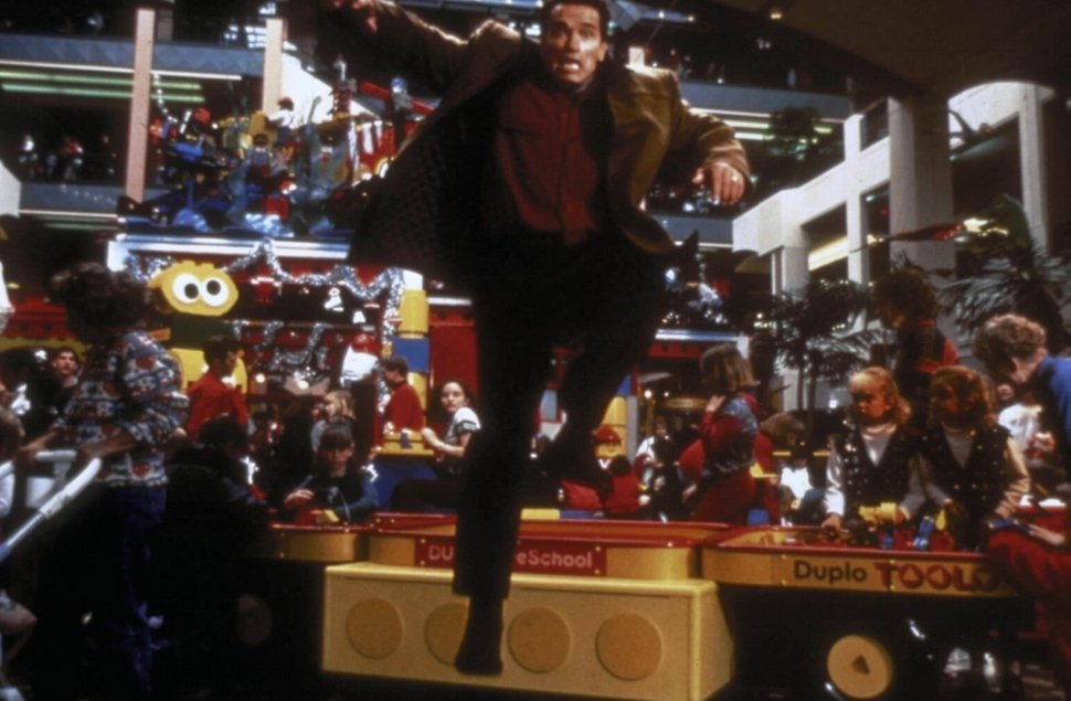 Kampf ums Spielzeug: Howard Langston (Arnold Schwarzenegger, Mi.) ist nicht der einzige, der den heißbegehrten Turbo-Man noch kaufen möchte… – Bild: PRO7/ProSieben Media AG