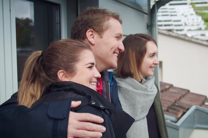 SRF DOK: Unsere besonderen Brüder Fränzi, Beni und Debby gemeinsam auf dem Balkon von Benis neuer Wohnung SRF – Bild: SRF1