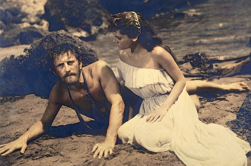 2. Odysseus (Kirk Douglas) wurde an der Küste des Landes der Phäaken an Land gespült. Die Königstochter Nausikaa (Rossana Podesta) kümmert sich liebevoll um ihn. – Bild: ZDF/​Fotografenname