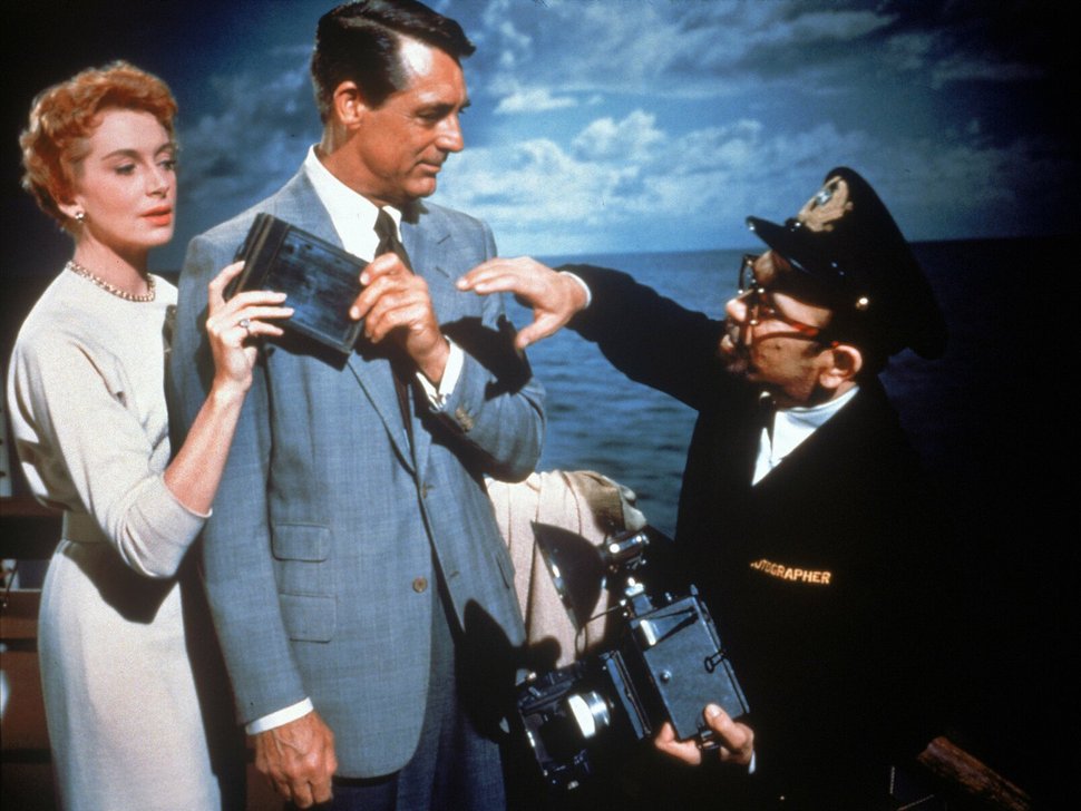 Auf dem Luxusdampfer lernen sich Terry McKay (Deborah Kerr, li.) und Nickie Ferrante (Cary Grant, Mi.) so gut kennen und lieben, dass sie ihre jeweiligen Verlobungen lösen und eine gemeinsame Zukunft planen wollen. – Bild: SWR / AATR 1957 / TwentiethCenturyFoxFilmCorporation