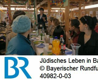 Jüdische Traditionen gehören genauso zum Leben in Bayern wie christlich religiöse Feste! Hier feiern, wie jeden Herbst, 7 Tage lang Münchner Juden das „Laubhüttenfest“ (Sukkot). – Bild: BR/​Perathon Medien GmbH