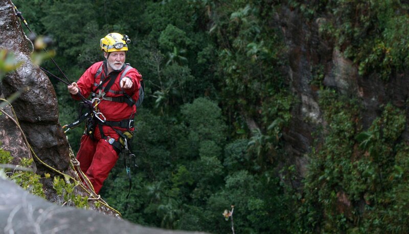 Dr. George McGavin beim Abstieg in eine Tepui-Spalte – Bild: NDR/​Jonny Keeling