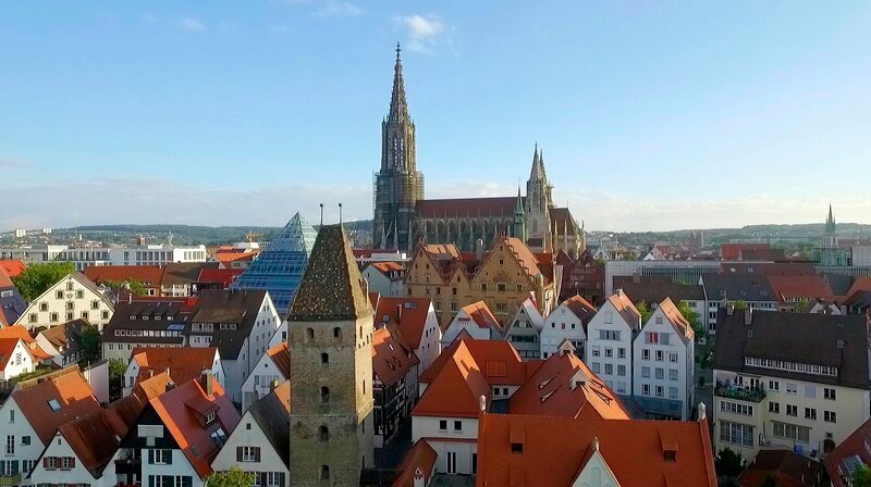 Das Ulmer Münster mit dem höchsten Kirchturm der Welt ist Wahrzeichen und Mittelpunkt der Stadt. – Bild: SWR Das Ulmer Münster mit dem höchsten Kirchturm der Welt ist Wahrzeichen und Mittelpunkt der Stadt. – Bild: SWR