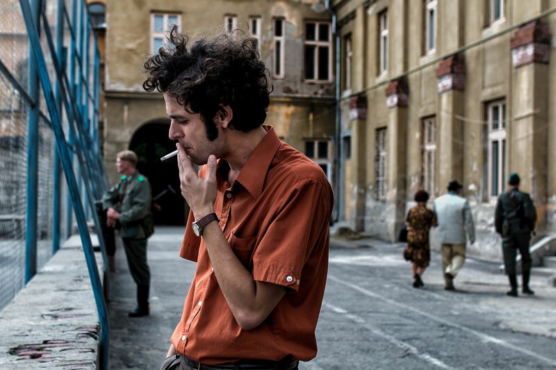 Mihai (Alex Margineanu) überlegt sich, wie er wieder aus dem Lage kommen kann. – Bild: BR/Filmallee GmbH/ Mihai (Alex Margineanu) überlegt sich, wie er wieder aus dem Lage kommen kann. – Bild: BR/Filmallee GmbH/