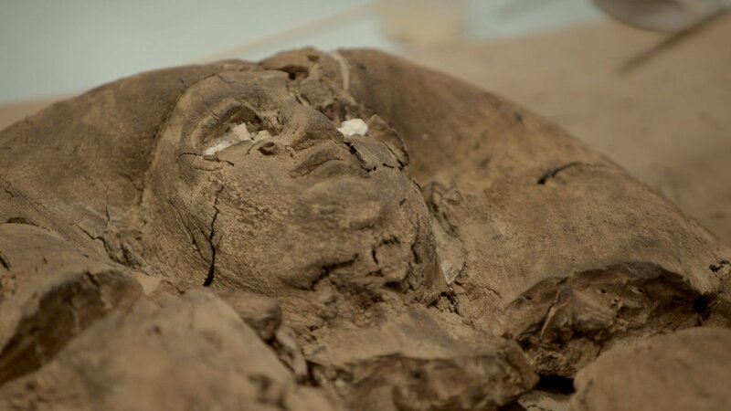 In der kargen Wüste Nord-Ägyptens entdeckte ein Forschungsteam eine Pyramide mit einer versiegelten Grabkammer. Wenn Archäologen sie öffnen, kommt ein antiker Tatort zum Vorschein. Die Verwendung des sendungsbezogenen Materials ist nur mit dem Hinweis und Verlinkung auf TVNOW gestattet.; In der kargen Wüste Nord-Ägyptens entdeckte ein Forschungsteam eine Pyramide mit einer versiegelten Grabkammer. Wenn Archäologen sie öffnen, kommt ein antiker Tatort zum Vorschein. Die Verwendung des sendungsbezogenen Materials ist nur mit dem Hinweis und Verlinkung auf TVNOW gestattet. – Bild: TVNOW In der kargen Wüste Nord-Ägyptens entdeckte ein Forschungsteam eine Pyramide mit einer versiegelten Grabkammer. Wenn Archäologen sie öffnen, kommt ein antiker Tatort zum Vorschein. Die Verwendung des sendungsbezogenen Materials ist nur mit dem Hinweis und Verlinkung auf TVNOW gestattet.; In der kargen Wüste Nord-Ägyptens entdeckte ein Forschungsteam eine Pyramide mit einer versiegelten Grabkammer. Wenn Archäologen sie öffnen, kommt ein antiker Tatort zum Vorschein. Die Verwendung des sendungsbezogenen Materials ist nur mit dem Hinweis und Verlinkung auf TVNOW gestattet. – Bild: TVNOW