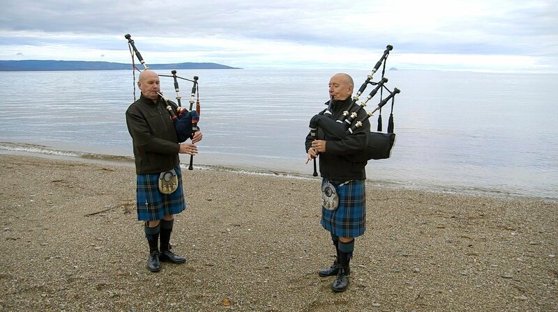 NDR Fernsehen MARETV, „Schottlands legendäre Halbinsel – Kintyre – Kap mit Ohrwurm“, am Donnerstag (07.01.21) um 20:15 Uhr. Paul McCartney landete mit seinem Song „Mull of Kintyre“ 1977 einen Welthit – begleitet wurde er damals von der „Campbeltown Pipe Band“. Noch heute treffen sich Ian McKerral und John Lang Brown mit ihren Dudelsäcken am Strand von Saddell, um das Lied anzustimmen. © NDR/nonfictionplanet/Jörg Hammermeister, honorarfrei – Verwendung gemäß der AGB im engen inhaltlichen, redaktionellen Zusammenhang mit genannter NDR-Sendung bei Nennung „Bild: NDR/nonfictionplanet/Jörg Hammermeister“ (S2). NDR Presse und Information/Fotoredaktion, Tel: 040/4156–2306 oder -2305, pressefoto@ndr.de – Bild: NDR/nonfictionplanet/Jörg Hammer / NDR Presse und Information NDR Fernsehen MARETV, „Schottlands legendäre Halbinsel – Kintyre – Kap mit Ohrwurm“, am Donnerstag (07.01.21) um 20:15 Uhr. Paul McCartney landete mit seinem Song „Mull of Kintyre“ 1977 einen Welthit – begleitet wurde er damals von der „Campbeltown Pipe Band“. Noch heute treffen sich Ian McKerral und John Lang Brown mit ihren Dudelsäcken am Strand von Saddell, um das Lied anzustimmen. © NDR/nonfictionplanet/Jörg Hammermeister, honorarfrei – Verwendung gemäß der AGB im engen inhaltlichen, redaktionellen Zusammenhang mit genannter NDR-Sendung bei Nennung „Bild: NDR/nonfictionplanet/Jörg Hammermeister“ (S2). NDR Presse und Information/Fotoredaktion, Tel: 040/4156–2306 oder -2305, pressefoto@ndr.de – Bild: NDR/nonfictionplanet/Jörg Hammer / NDR Presse und Information