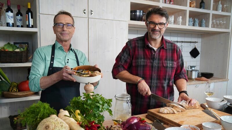 NDR Fernsehen ISS BESSER! MIT DEM ERNÄHRUNGS-DOC, „Kochen mit Tarik Rose und Dr. Matthias Riedl“, am Sonntag (10.01.21) um 16:30 Uhr. NDR Fernsehkoch Tarik Rose und Ernährungs-Doc Matthias Riedl verwandeln diesmal die Küche in eine Backstube. Damit liegen sie voll im Trend, denn immer mehr Menschen erfreuen sich am Backen, zum Beispiel an der Herstellung vom eigenen Brot. © NDR/​dmfilm/​Florian Kruck, honorarfrei – Verwendung gemäß der AGB im engen inhaltlichen, redaktionellen Zusammenhang mit genannter NDR-Sendung bei Nennung „Bild: NDR/​dmfilm/​Florian Kruck“ (S2). NDR Presse und Information/​Fotoredaktion, Tel: 040/​4156–2306 oder -2305, pressefoto@ndr.de – Bild: NDR/​dmfilm/​Florian Kruck /​ NDR Presse und Information