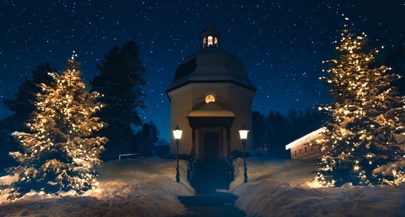 Die „Stille-Nacht-Kapelle“ in Oberndorf bei Salzburg. – Bild: BR/​Moonlake Entertainment Rights Ltd.