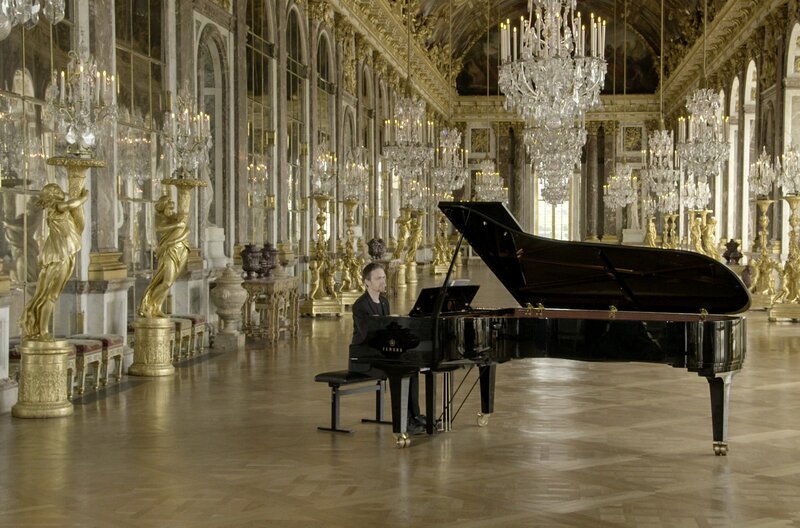 Alexandre Tharaud spielt ein Stück von Reynaldo Hahn im Spiegelsaal von Versailles. – Bild: arte