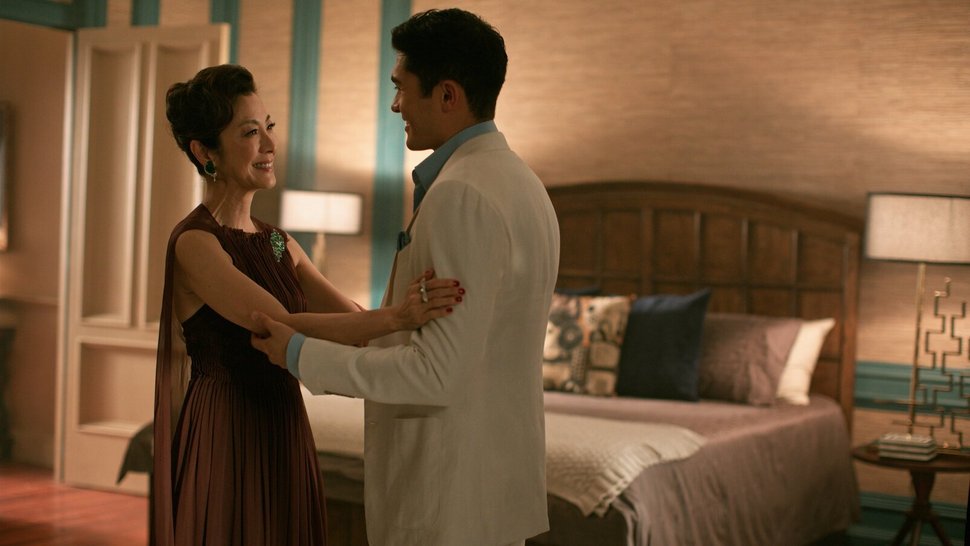 Eleanor Young (Michelle Yeoh, l.); Nick Young (Henry Golding, r.) – Bild: Warner Bros. Entertainment Inc. and Kimmel Distribution LLC. Lizenzbild frei