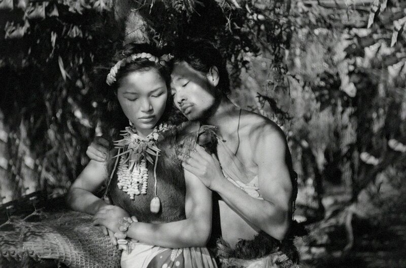 Keiko (Akemi Negishi) lässt sich auf eine Liebesnacht mit dem jungen Soldaten Takahashi (Takeshi Suzuki) ein. – Bild: Daiwa / © Daiwa Keiko (Akemi Negishi) lässt sich auf eine Liebesnacht mit dem jungen Soldaten Takahashi (Takeshi Suzuki) ein. – Bild: Daiwa / © Daiwa