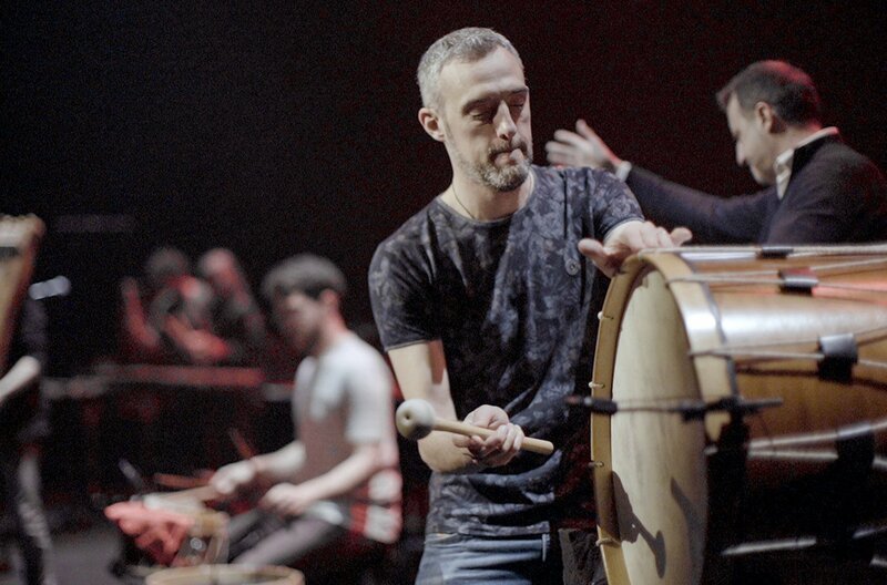 Der Perkussionist Thierry Biscary spielt mit dem Orchestre national de l’Opéra de Paris Ravels „Boléro“. – Bild: Beall Productions / © Beall Productions Der Perkussionist Thierry Biscary spielt mit dem Orchestre national de l’Opéra de Paris Ravels „Boléro“. – Bild: Beall Productions / © Beall Productions