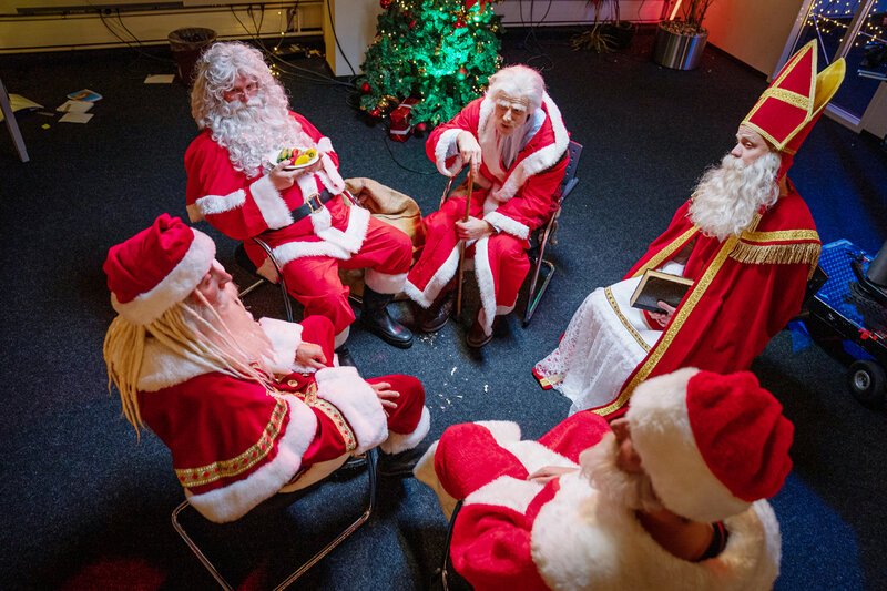 Merry Blissmas Tom Baumann, Viktor Szlovák, Lukas Hobi, Claudio Tolfo (Mit Bischofsmütze), Matthias Arn (Rücken zur Kamera) 2020 SRF – Bild: SRF1