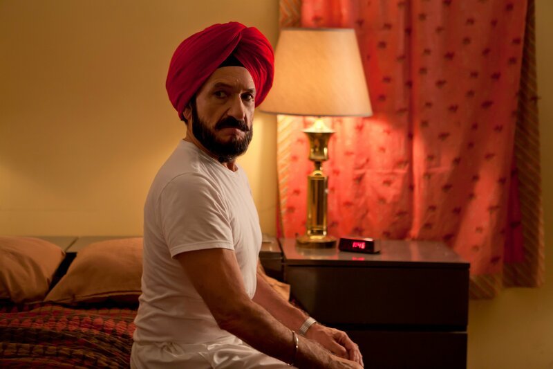 Darwan (Ben Kingsley) ist ein aus Indien eingewanderter Sikh, der in den USA Asyl genießt. – Bild: ZDF und Linda Källerus.