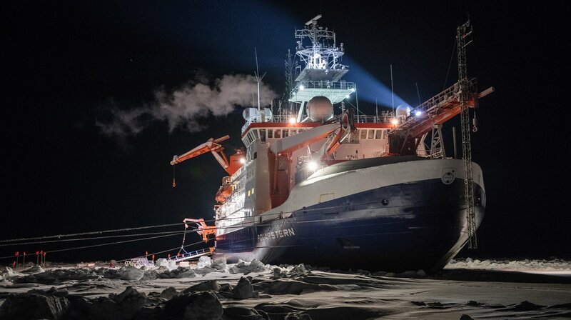 Es ist die größte Arktis-Expedition aller Zeiten: Im September 2019 macht sich der deutsche Eisbrecher „Polarstern“ auf den Weg und driftet eingefroren für ein Jahr durch die Eiswüste nahe des Nordpols. An Bord: die besten Wissenschaftler ihrer Generation. Ihre Aufgabe: Daten sammeln – über den Ozean, das Eis und die Atmosphäre. Die Mission: den Klimawandel verstehen. Die Corona-Pandemie stellt die Crew vor zusätzliche Herausforderungen. Der Dokumentarfilm liefert eine spektakuläre Nahaufnahme der „MOSAiC“-Expedition des Alfred-Wegener-Instituts, Helmholtz-Zentrum für Polar- und Meeresforschung (AWI). Er wird produziert von der UFA Show & Factual in Kooperation mit dem rbb, NDR und HR für Das Erste. – Fest eingefroren driftet die Polarstern mit dem Meereis. Zur Sicherheit sind Schiff und Scholle durch Eisanker verbunden. – Bild: HR/rbb/AWI/Esther Horvath Es ist die größte Arktis-Expedition aller Zeiten: Im September 2019 macht sich der deutsche Eisbrecher „Polarstern“ auf den Weg und driftet eingefroren für ein Jahr durch die Eiswüste nahe des Nordpols. An Bord: die besten Wissenschaftler ihrer Generation. Ihre Aufgabe: Daten sammeln – über den Ozean, das Eis und die Atmosphäre. Die Mission: den Klimawandel verstehen. Die Corona-Pandemie stellt die Crew vor zusätzliche Herausforderungen. Der Dokumentarfilm liefert eine spektakuläre Nahaufnahme der „MOSAiC“-Expedition des Alfred-Wegener-Instituts, Helmholtz-Zentrum für Polar- und Meeresforschung (AWI). Er wird produziert von der UFA Show & Factual in Kooperation mit dem rbb, NDR und HR für Das Erste. – Fest eingefroren driftet die Polarstern mit dem Meereis. Zur Sicherheit sind Schiff und Scholle durch Eisanker verbunden. – Bild: HR/rbb/AWI/Esther Horvath
