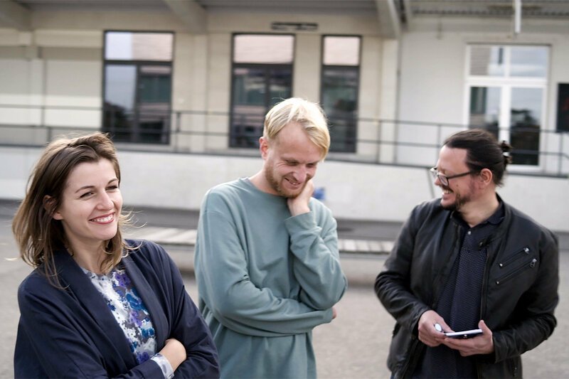 Innovationen für Morgen Dojo Stick – ein neuartiges Kommunikationssystem Jana Kalbermatter und Louis Moser mit Investor Philipp Bracher in Basel SRF/​FILMFORMAT/​Ramòn Giger – Bild: SRF2
